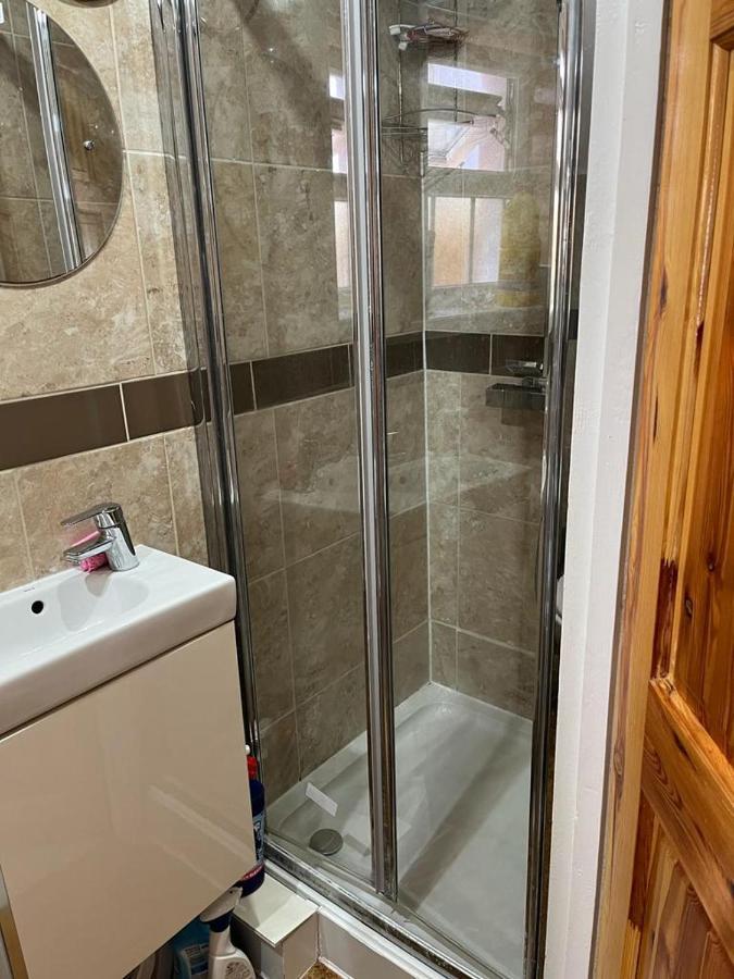 Large Double Bedroom With Free On Site Parking كنغستون أبون تامْسْ المظهر الخارجي الصورة